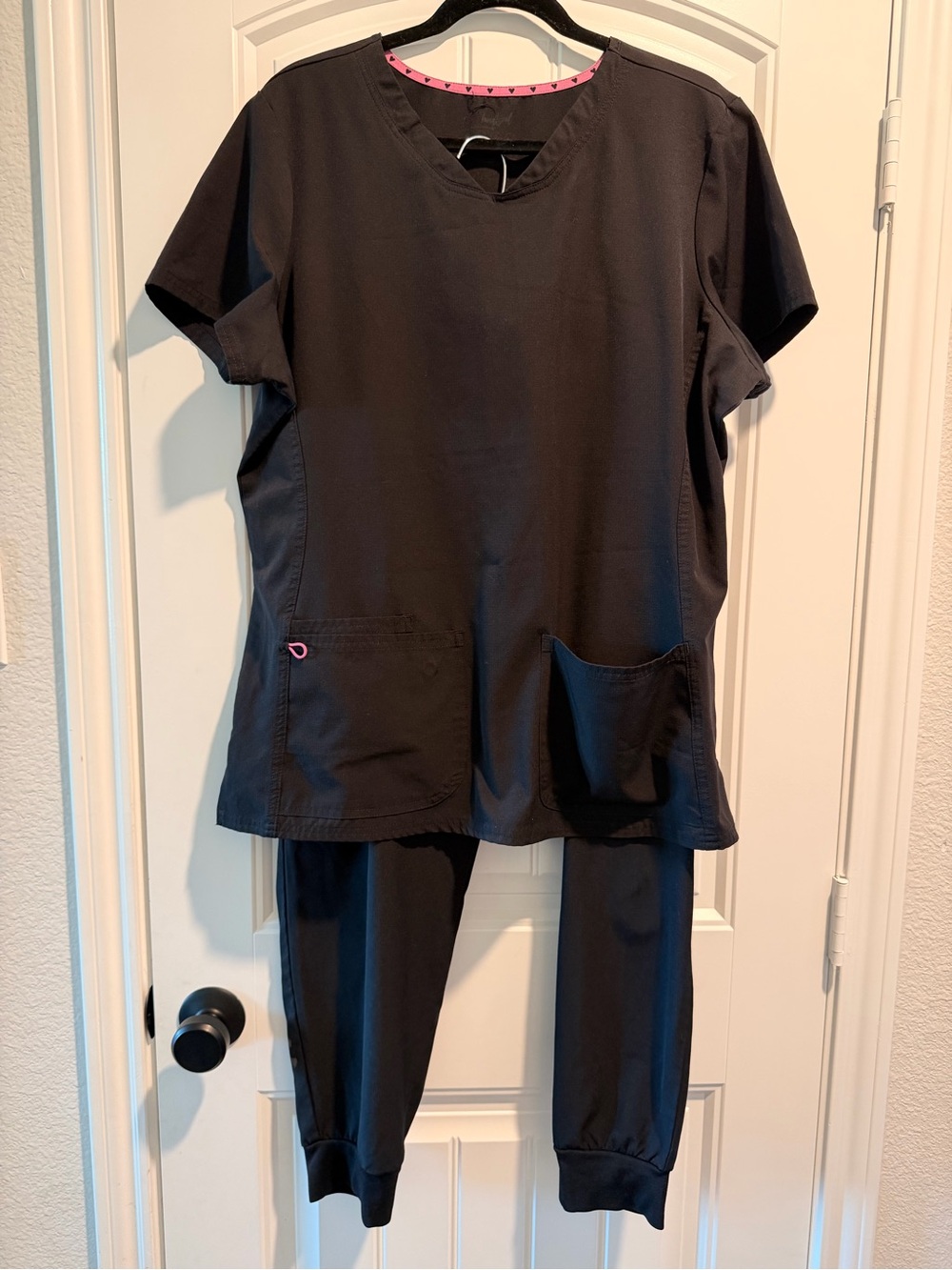 Heart soul women’s Black Scrub Set - Comfortable V-Neck Top & Jogger Pants petit